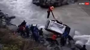 जम्मू-कश्मीर के सोनमर्ग में कार नदी में गिरी